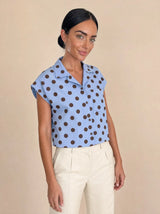 Camicia a pois smanicata a gilet con taschino frontale, elastico dietro Celestia