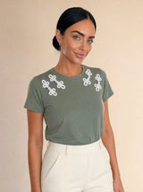T-shirt con nodi cinesi applicati Loto