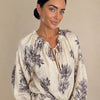 Camicia misto lino over scollo v con vita elasticizzata, stampa fiori Avelia