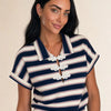 T-shirt con colletto e nodi cinesi, a righe larghe Yuna