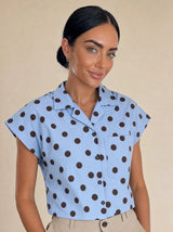 Camicia a pois smanicata a gilet con taschino frontale, elastico dietro Celestia