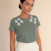 T-shirt con nodi cinesi applicati Loto